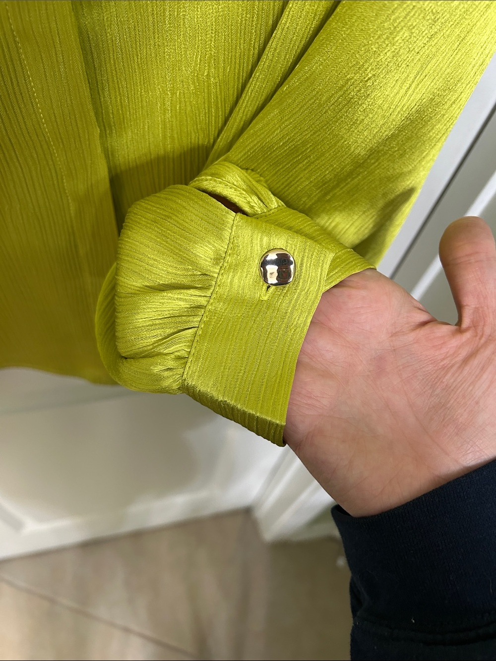 cupcakes & cashmere Chartreuse Satin Button-Front Blouse XL - Picture 5 of 6